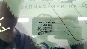 Стекло от Jaguar F-Pace с маркировкой Pilkington, видно состояние и детализация.