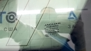 Деталь с оригинальной маркировкой JAGUAR на стекле, подтверждающая её подлинность.