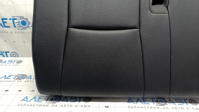 Подушка одного из задних рядов сидений Toyota Highlander, крупный план с дефектами.