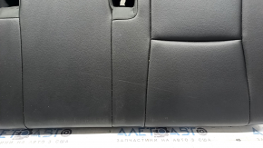 Состояние задней подушки сидений Toyota Highlander, с потертостями на поверхности.