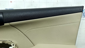 Края обшивки двери передней правой Toyota Camry 2012-2014, показывающие черные и бежевые вставки.