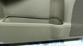 Крупный план обшивки двери передняя левая Toyota Camry, заметны следы эксплуатации, требуется чистка.