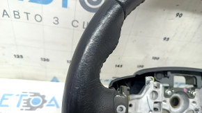 Детальный снимок покрытия рулевого колеса Toyota Camry, заметны мелкие царапины.
