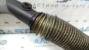 Крупный план на резьбу и сетку, порванную на приемной трубе Toyota Highlander Hybrid 2020-2026.