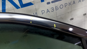 Крупный план верхней рамки задней двери Toyota Camry V50 2012-2014.