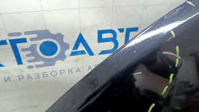 Детальный снимок края капота, Toyota Camry V50, небольшие следы использования.