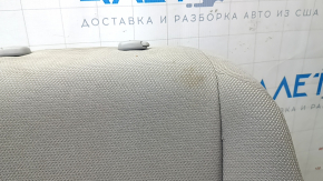 Крупный план верхнего края сиденья Toyota Camry, заметна загрязнённость.