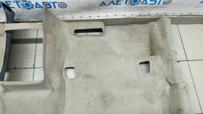Деталь покрытия пола Toyota Camry с видимыми следами использования, в целом исправна.