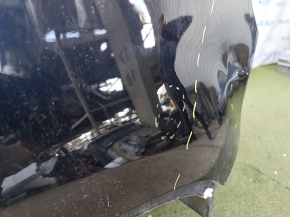 Крупный план повреждений на задней левой четверти кузова Volkswagen Tiguan, черный цвет.