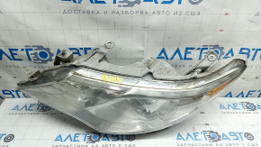Оптика для Toyota Camry V50, видно наличие сколов и песка на стекле, оригинальная запчасть