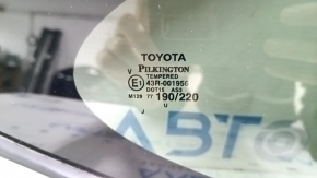 Маркировка стекла Toyota Pilkington, состояние отличное, готова к установке на Highlander.