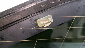 Детальный снимок крепежа на форточке задней левой Toyota Highlander 2020-2026