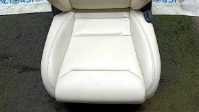 Общий план сиденья Tesla Model X 2016-2021, видно состояние кожи.