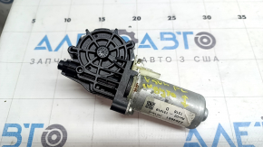Крупный план мотора регулировки подушки сиденья Toyota Camry V50 2012-2014, без дефектов.