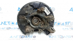Фронтальный ракурс задней цапфы BMW 4 F32/F33/F36, детали демонстрируют естественный износ.