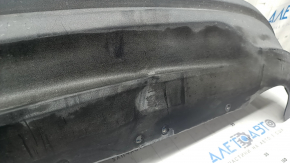 Вид губы заднего бампера Ford Fusion, обращённый вблизи, ясно заметны следы эксплуатации и загрязнения.