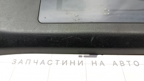 Ближайший ракурс на участки повреждений накладки порога Tesla Model X, с заметными следами износа.