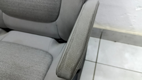 Детали подлокотника сидения Toyota Sienna, показывают состояние обивки, есть небольшие потертости.
