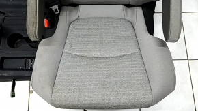 Крупный план серого сиденья Toyota Sienna, заметные следы износа на тканевой обивке.