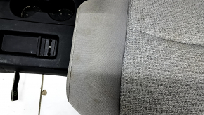 Крупный план обивки сидения Toyota Sienna с небольшими пятнами и потертостями.