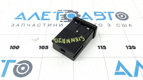 USB Hub центральної консолі Toyota Sienna 21-26 задній