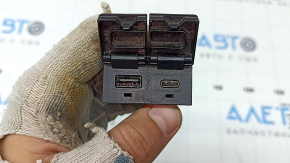USB Hub центральної консолі Toyota Sienna 21-26 задній