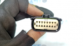 Крупный план разъема бокового зеркала Ford Fusion, показывает качество соединения.
