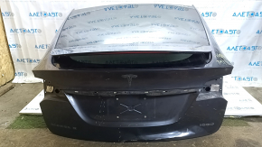 Задняя часть багажника Tesla Model X 2016-2021, осмотр снаружи, видно повреждение.