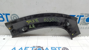 Задняя внутренняя накладка багажника Tesla Model X 2016-2021, заметны царапины и следы эксплуатации