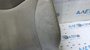 Крупный план поверхности обшивки сидения Toyota Prius, заметные потертости.