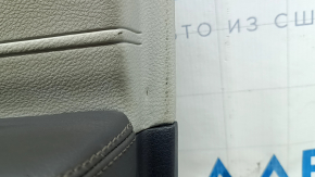 Детальный вид повреждения на обшивке передней двери Toyota Sienna, подлокотник с потертостями