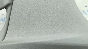 Крупный план текстуры и состояния пластика накладки задней стойки Toyota Sienna.