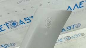 Крупный план накладки передней стойки с маркировкой SRS AIRBAG.