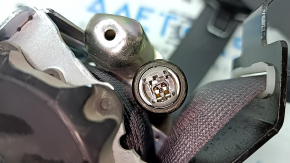 Крупный план разъема на ремне безопасности Toyota Sienna 22-26, показывающий электрические контакты.