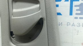 Детальный снимок уменьшенной накладки центральной стойки для Toyota Sienna 2021-2026.