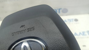 Крупный план на углубление подушки безопасности воздушной подушки Toyota Sienna с небольшими царапинами.