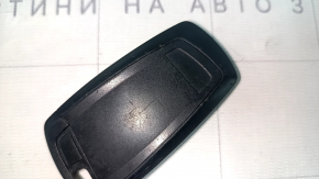 Задняя сторона ключа BMW 3 F30 с небольшими повреждениями на поверхности.