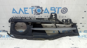Обрамлення грат птф праве BMW 3 F30 16-18 частково відкрита, з хром молдингом, пісок, тички, надламана