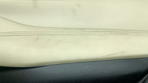Еще один ракурс обшивки передней двери Mazda 6, показывающий возможные дефекты.
