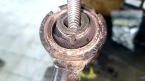 Крупный план отводной втулки заднего рычага для Toyota Sienna