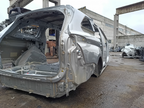 Четверть кузова Toyota Sienna 2021-2026, серебристая без повреждений на фото с другой стороны автомобиля