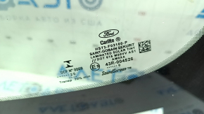 Брендированная маркировка на лобовом стекле Ford, отражающая оригинальность детали.