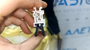 Крепёжная деталь от обшивки сиденья Infiniti QX30, хорошо виден разъём и контактные элементы
