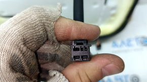 Крупный план разъёма подогрева сиденья, предназначенного для BMW 5 F10.