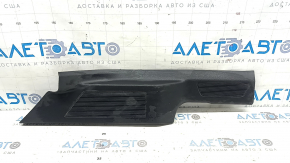 Накладка порога ззаду ліва VW Atlas 18-26 чорна, подряпини, зламане кріплення