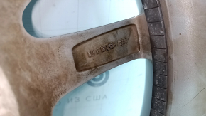 Крупный план внутренней части диска R18 с маркировкой, подходящий для BMW.