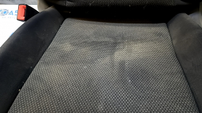 Крупный план ткани на водительском сиденье Volkswagen Jetta, видно загрязнение и износ