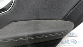 Крупный план подлокотника обшивки двери Mercedes C-class W205; видны следы износа.