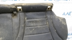 Детальный вид на перфорированную кожу подушки сиденья для Mercedes C-class W205, отмечены небольшие потертости.