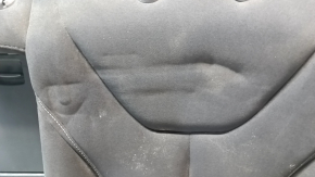 Демонстрация вмятин на спинке заднего сидения Dodge Dart 2013–2016, недостатки на поверхности.